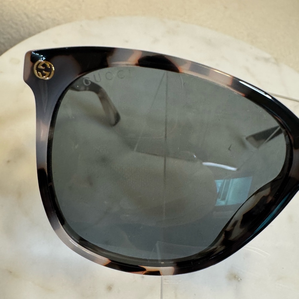 Gucci Grey Tortoise Sunglasses BNWT Includes Velvet Case, dusty & lens cloth - Picture 3 of 11